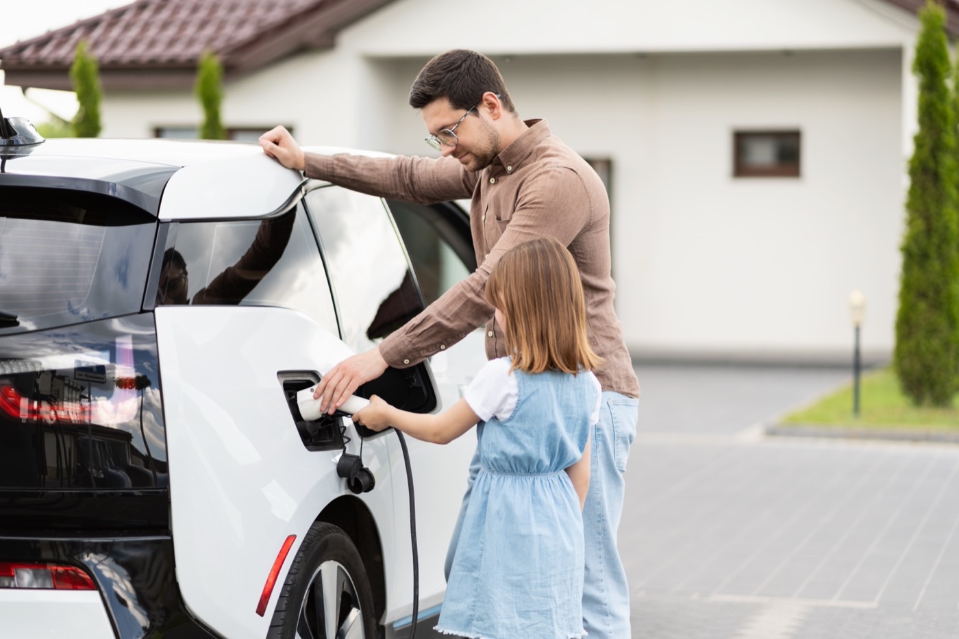 Famille rechargeant son véhicule électrique